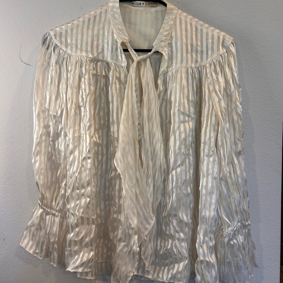 Alice + Olivia Cream Striped Crinkle Blouse w/ Tie NeckSize XS